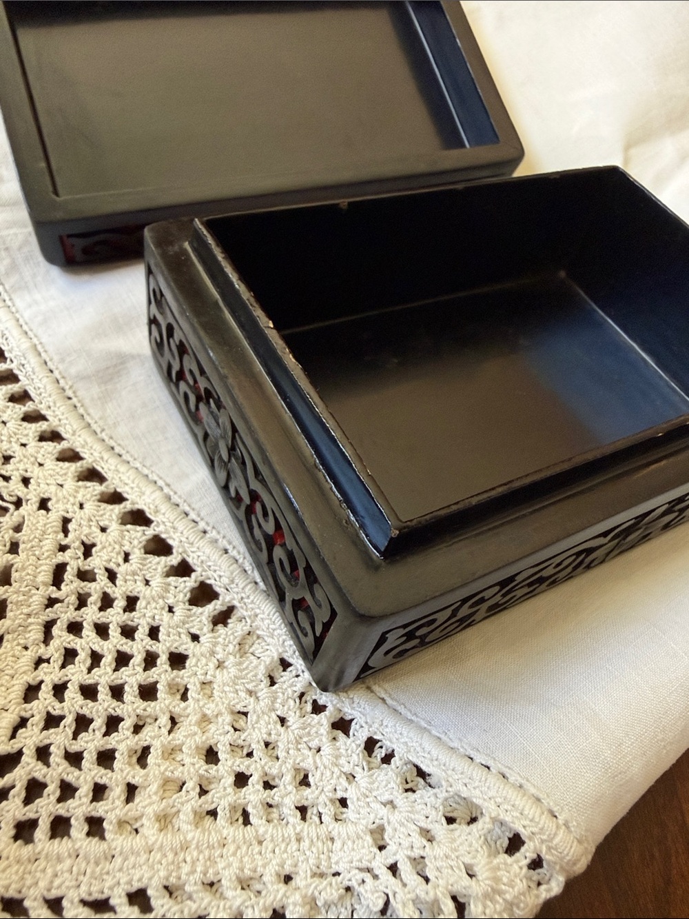 Antique Vintage Chinese Cinnabar red & black hand carver lacquer trinket box - Picture 7 of 11